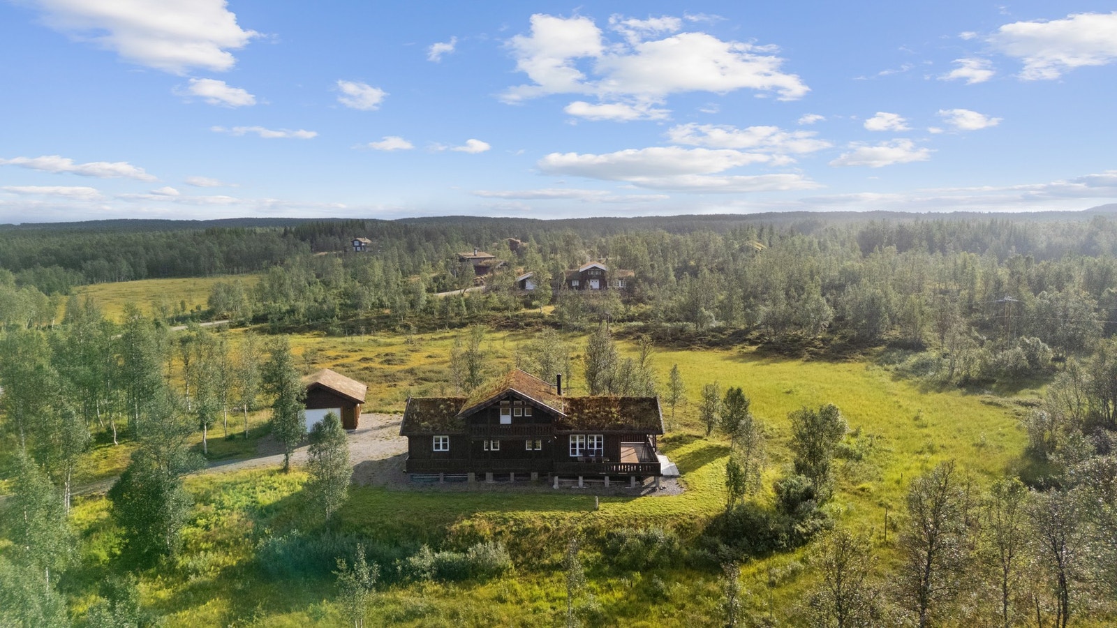 Eiendommen ligger fint til med en stor tomt på hele 1838kvm. Galleribilde