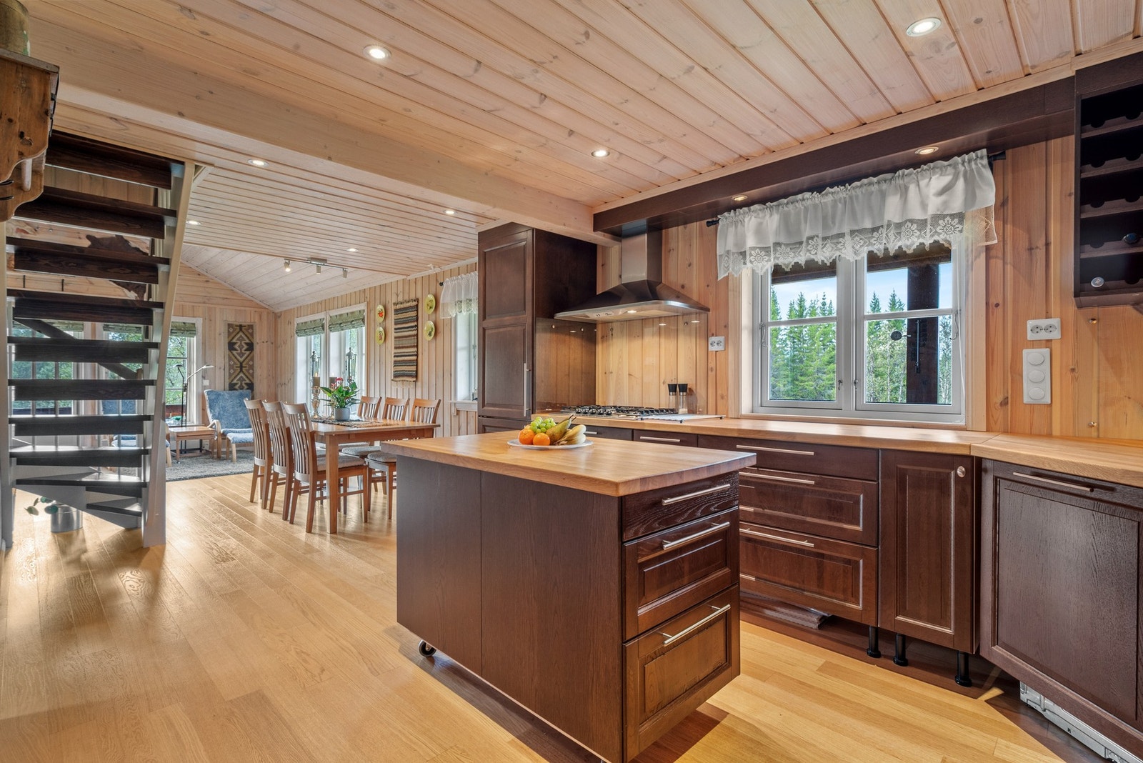 Det er montert spotter i taket på kjøkkenet. Galleribilde