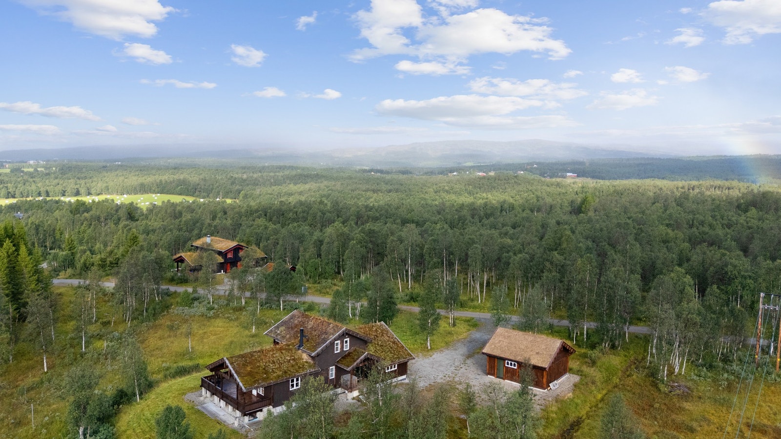 Området er perfekt for den som glad i friluftsliv, med fine turterreng både sommer som vinter. Det kjøres opp skiløyper i nærheten av hytta. Mulighet for jakt og fiske i nærområdet. Galleribilde