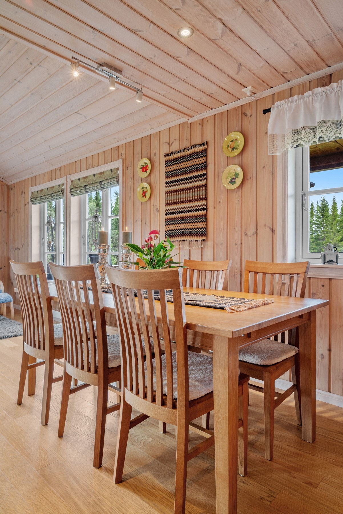 Spiseplassen finner sin naturlige plass i rommet mellom stua og kjøkkenet. Galleribilde