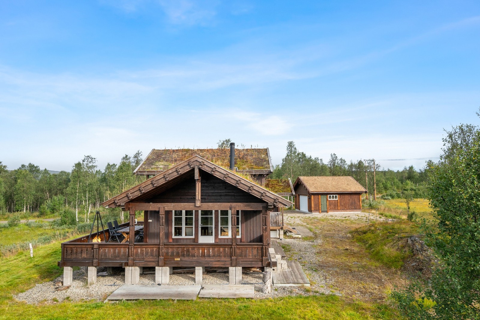 Det er innlagt strøm, vann og avløp i hytta. Galleribilde