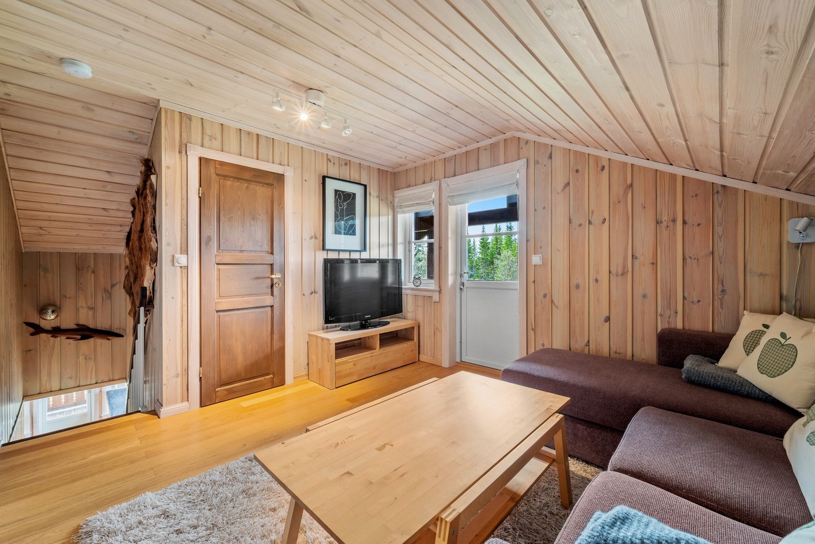 Praktisk loftstue med utgang til balkong. Galleribilde