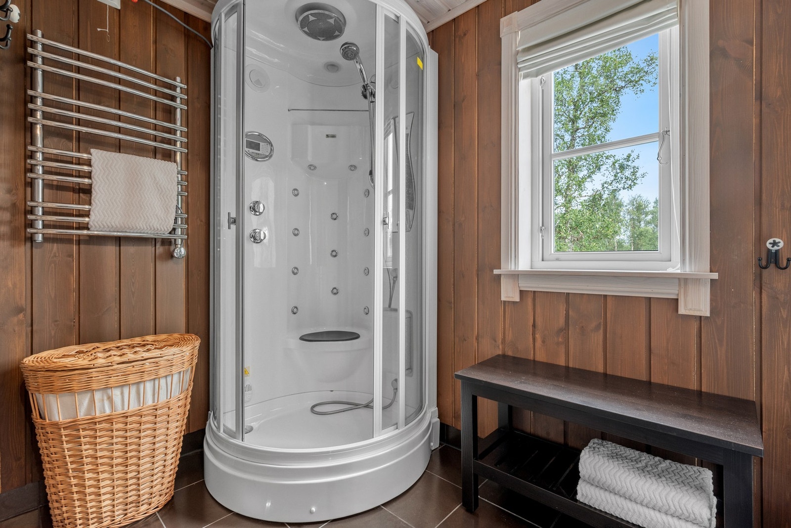 Det er satt inn dusjkabinett på badet. Galleribilde