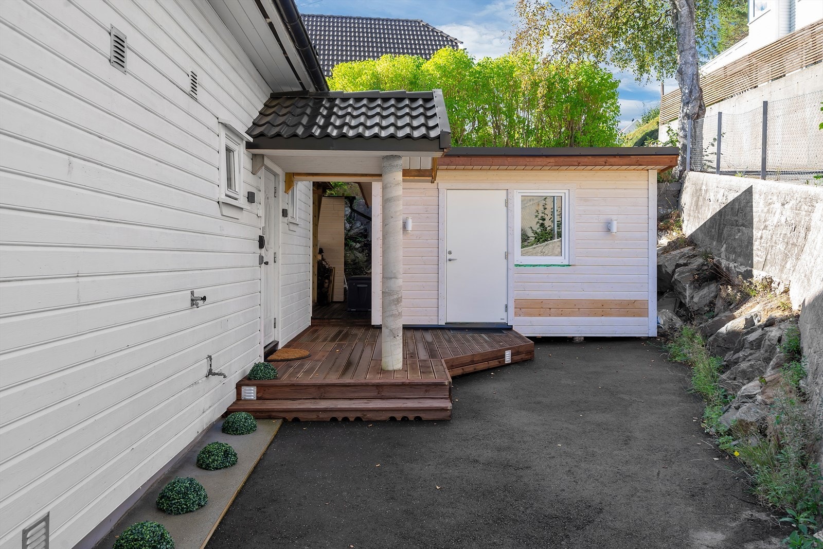 Innbydende inngangsparti med bod like utenfor Galleribilde