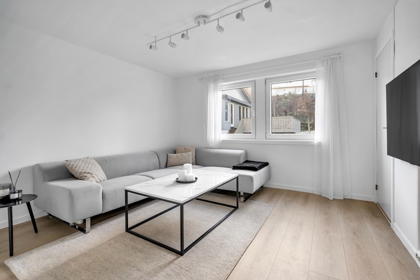 Stue i hybel med god plass til en koselig sofagruppe Galleribilde