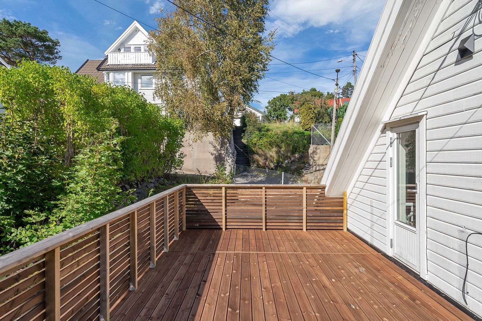 Romslig terrasse med utgang fra boligens 2.etasje Galleribilde