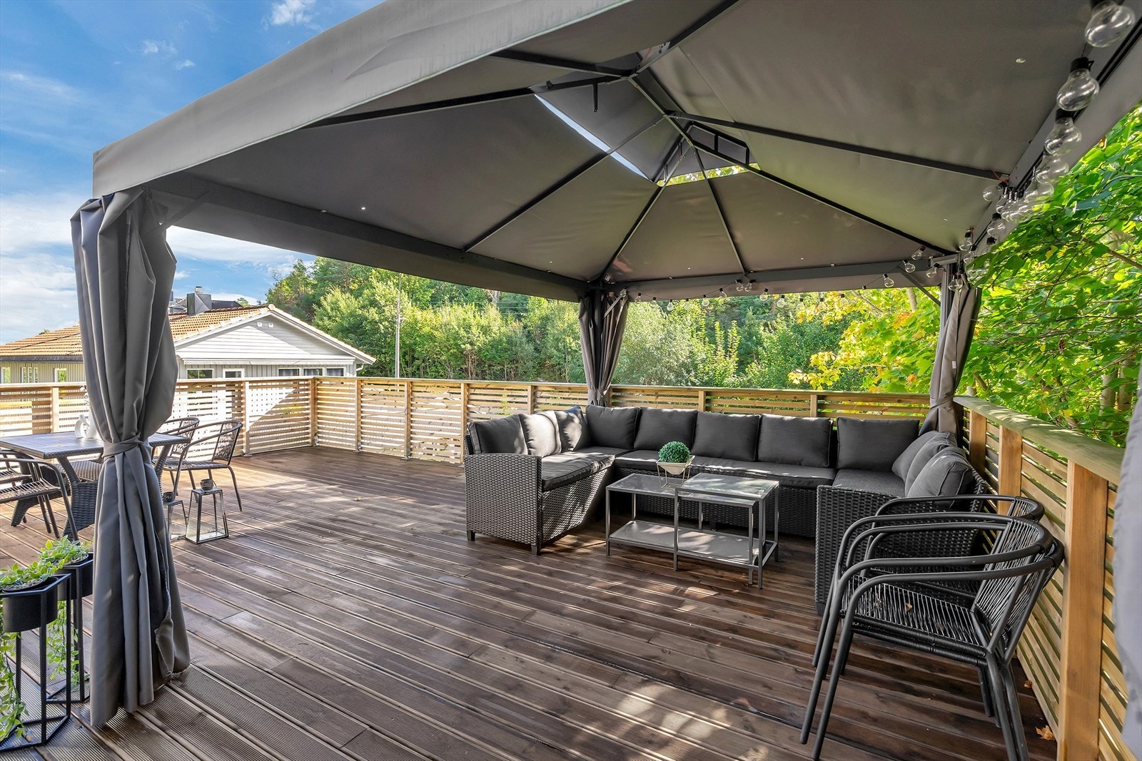 Deilig terrasse med god plass til hagemøbler Galleribilde