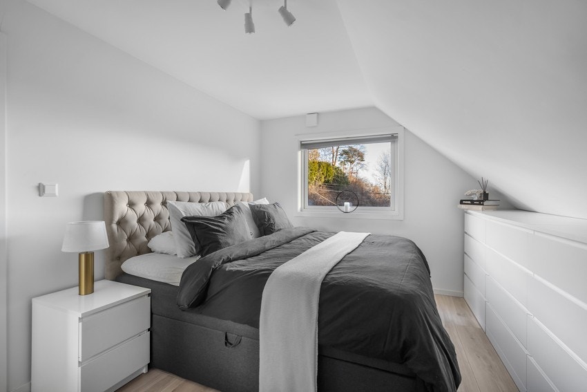 Hovedsoverom med plass til stor seng og garderobeløsning Galleribilde