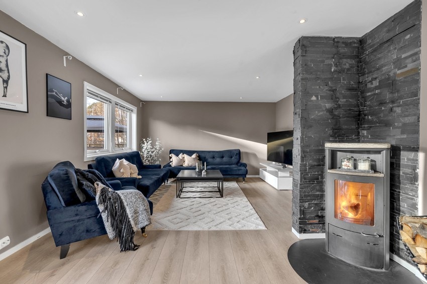 Deilig vedovn i stue som bidrar godt til både hygge og varme når gradene synker! Galleribilde