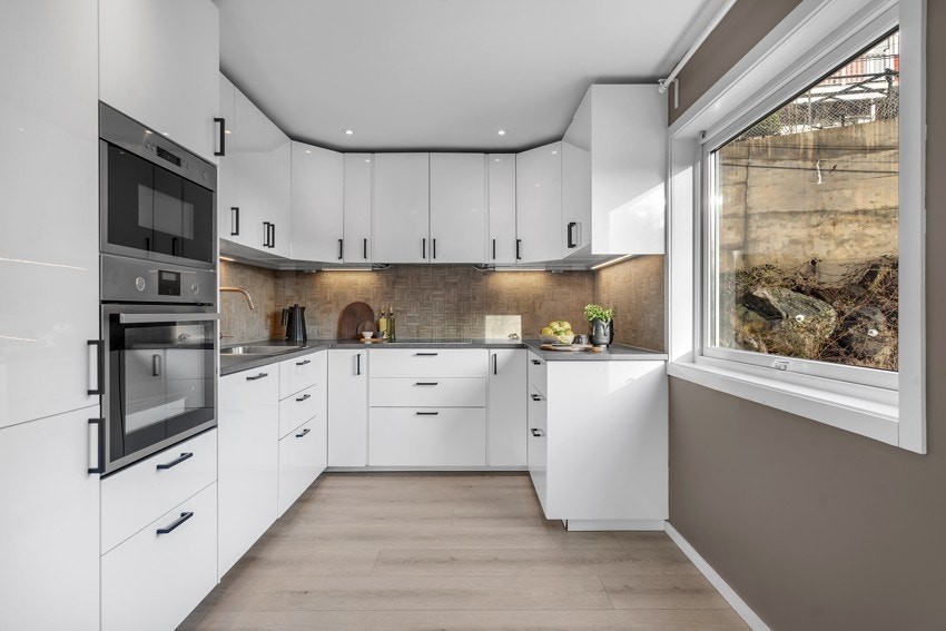 Moderne kjøkken med rikelig med skapplass og arbeidsflater Galleribilde