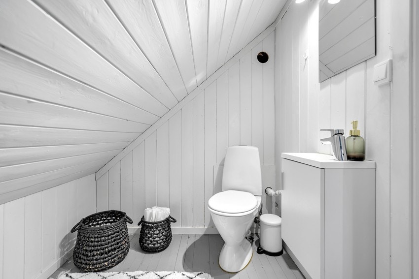 Praktisk toalettrom i 2 etasje lett tilgjengelig fra alle soverom Galleribilde