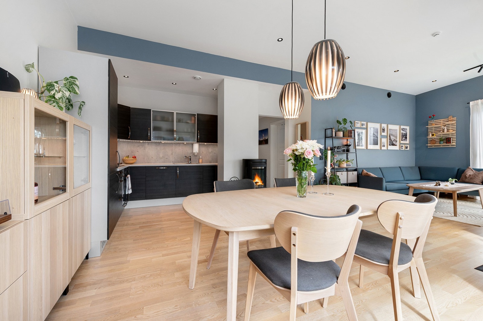 Moderne og romslig stue med åpen kjøkkenløsning, store vinduer og stilfulle detaljer. Perfekt for komfortable oppholdsrom. Galleribilde