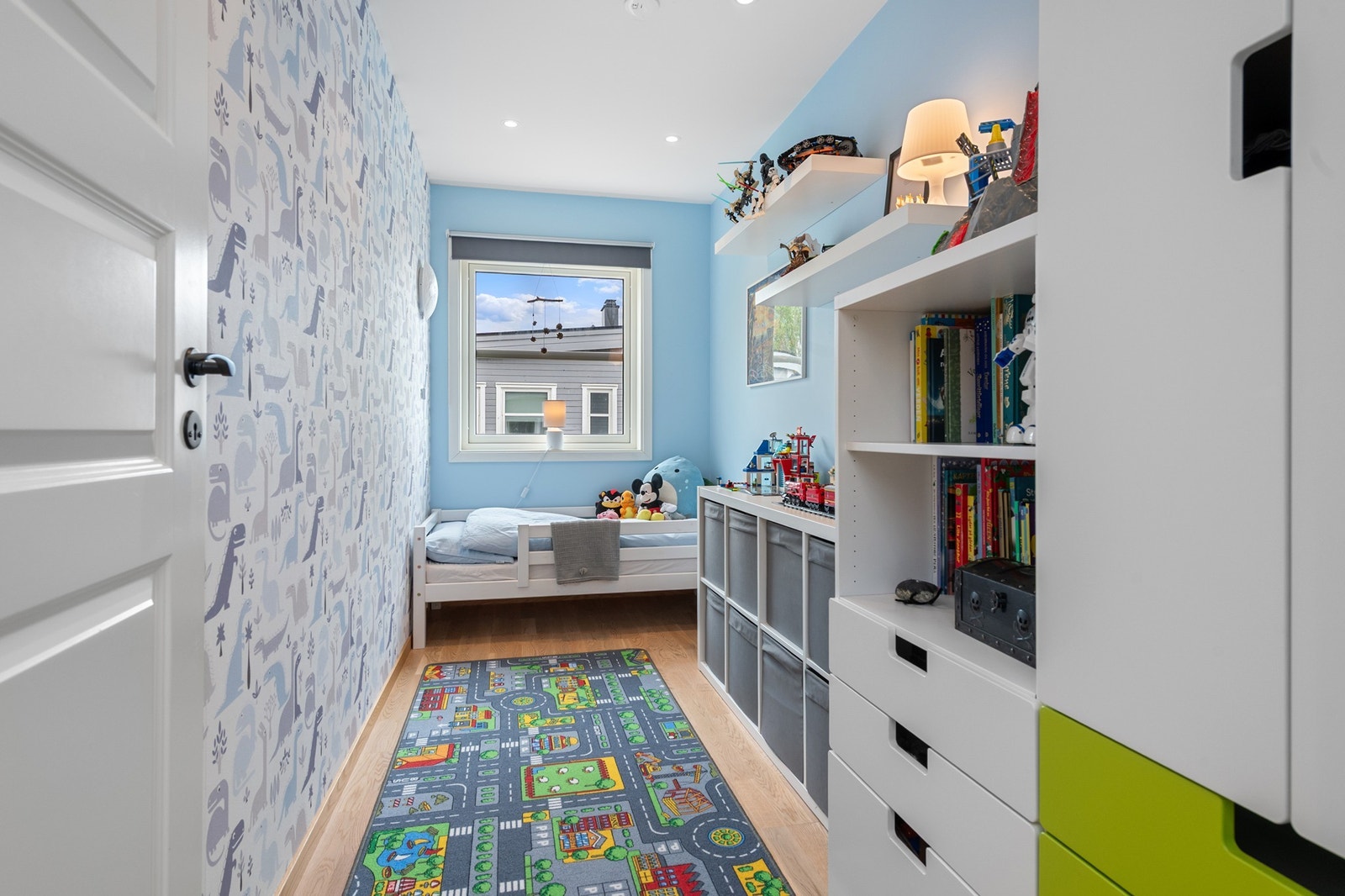 Lyst og barnevennlig soverom med moderne design. Galleribilde