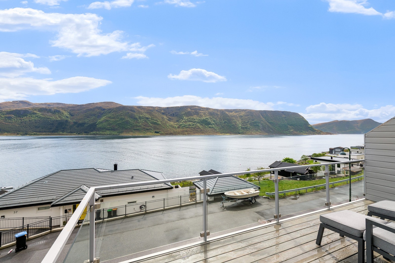 Spektakulær utsikt over fjorden fra moderne terrasse. Perfekt beliggenhet for ro og naturopplevelser. Nærhet til vann og vakre omgivelser. Galleribilde