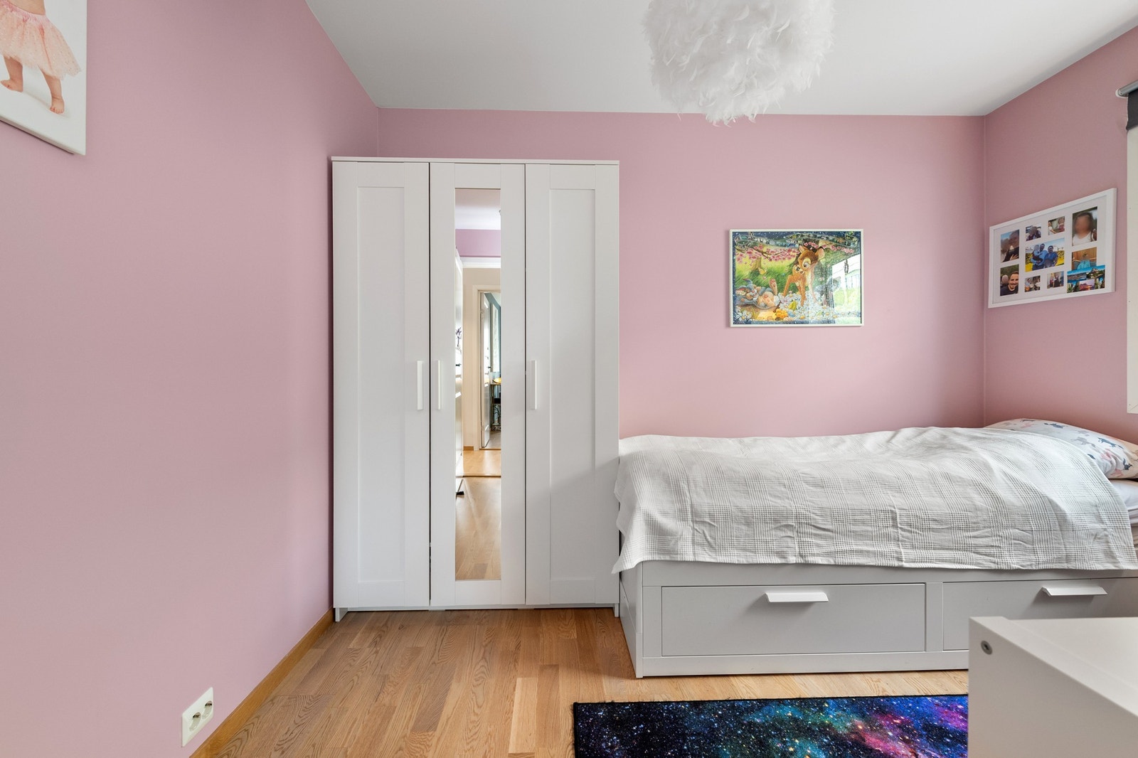 Lyst og innbydende soverom med delikate farger. Perfekt for barn eller ungdom med behov for eget rom. Galleribilde