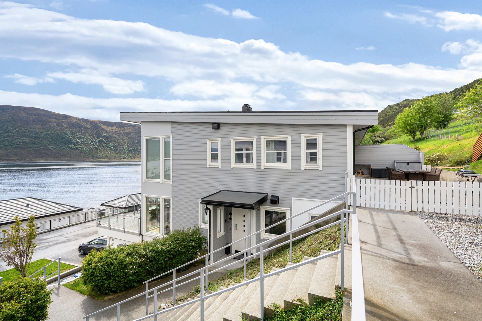 Moderne leilighet med fantastisk utsikt over vannet, rolig beliggenhet nær naturen. Galleribilde