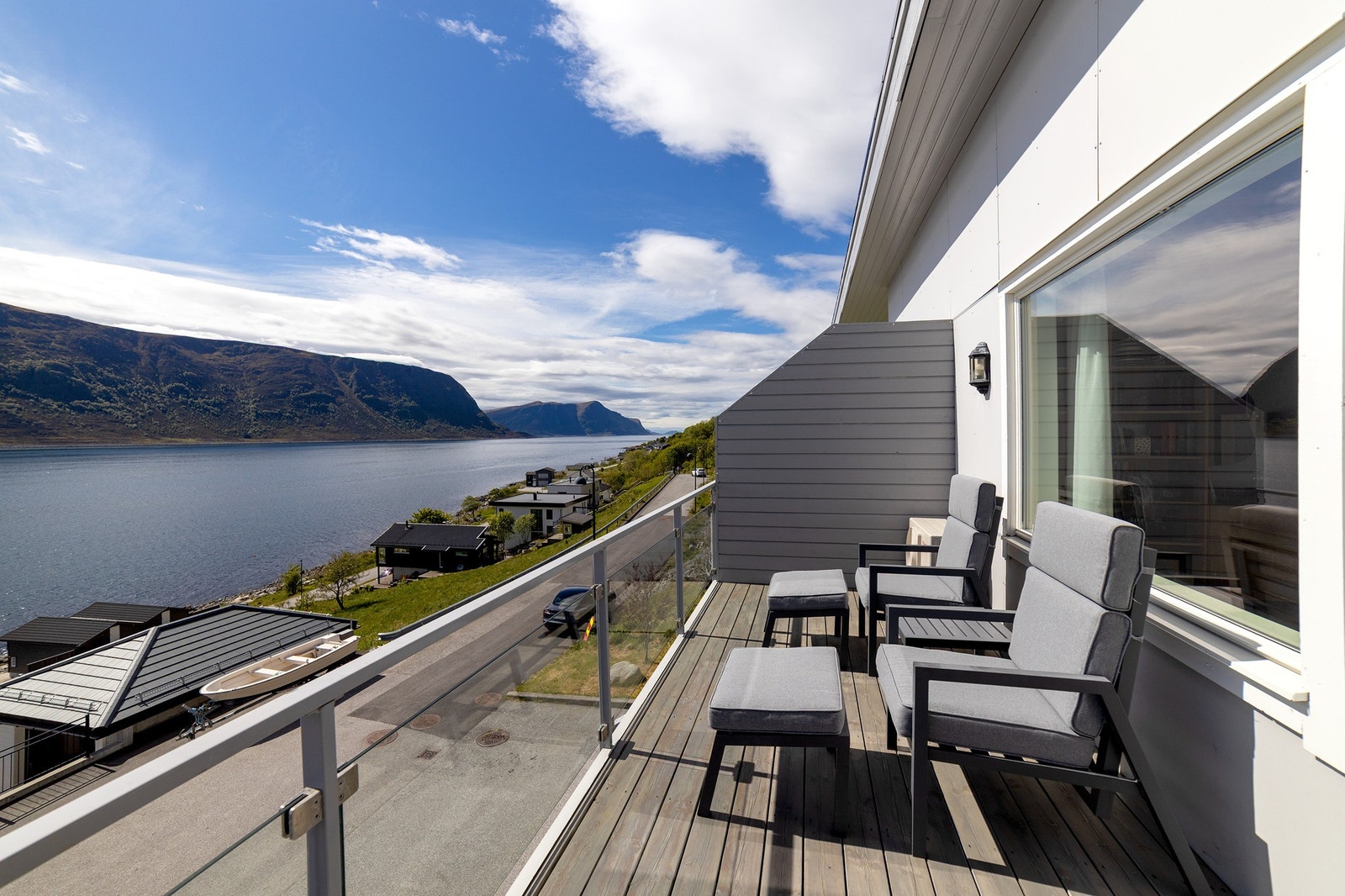Moderne terrasse med fantastisk utsikt over fjorden. Perfekt for rolige stunder med vakker natur og sjøen som nærmeste nabo. Galleribilde
