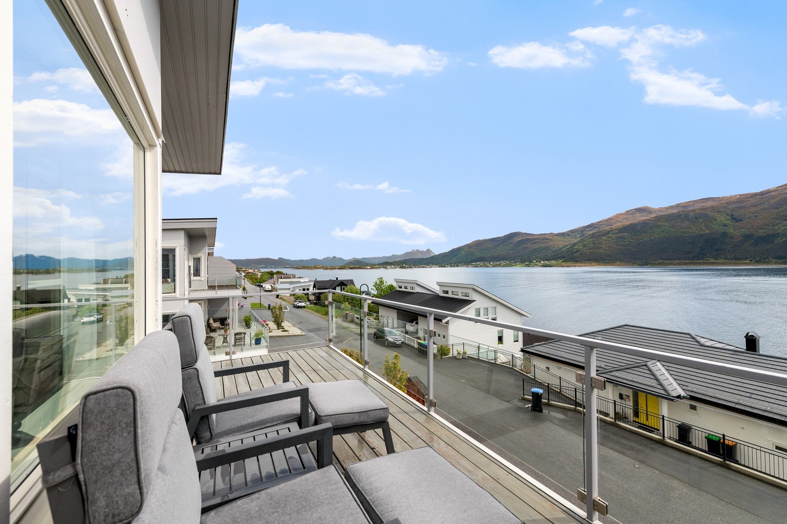 Fantastisk utsikt fra romslig balkong, med nærhet til sjøen og naturskjønne omgivelser. Perfekt for rolige stunder utendørs. Galleribilde