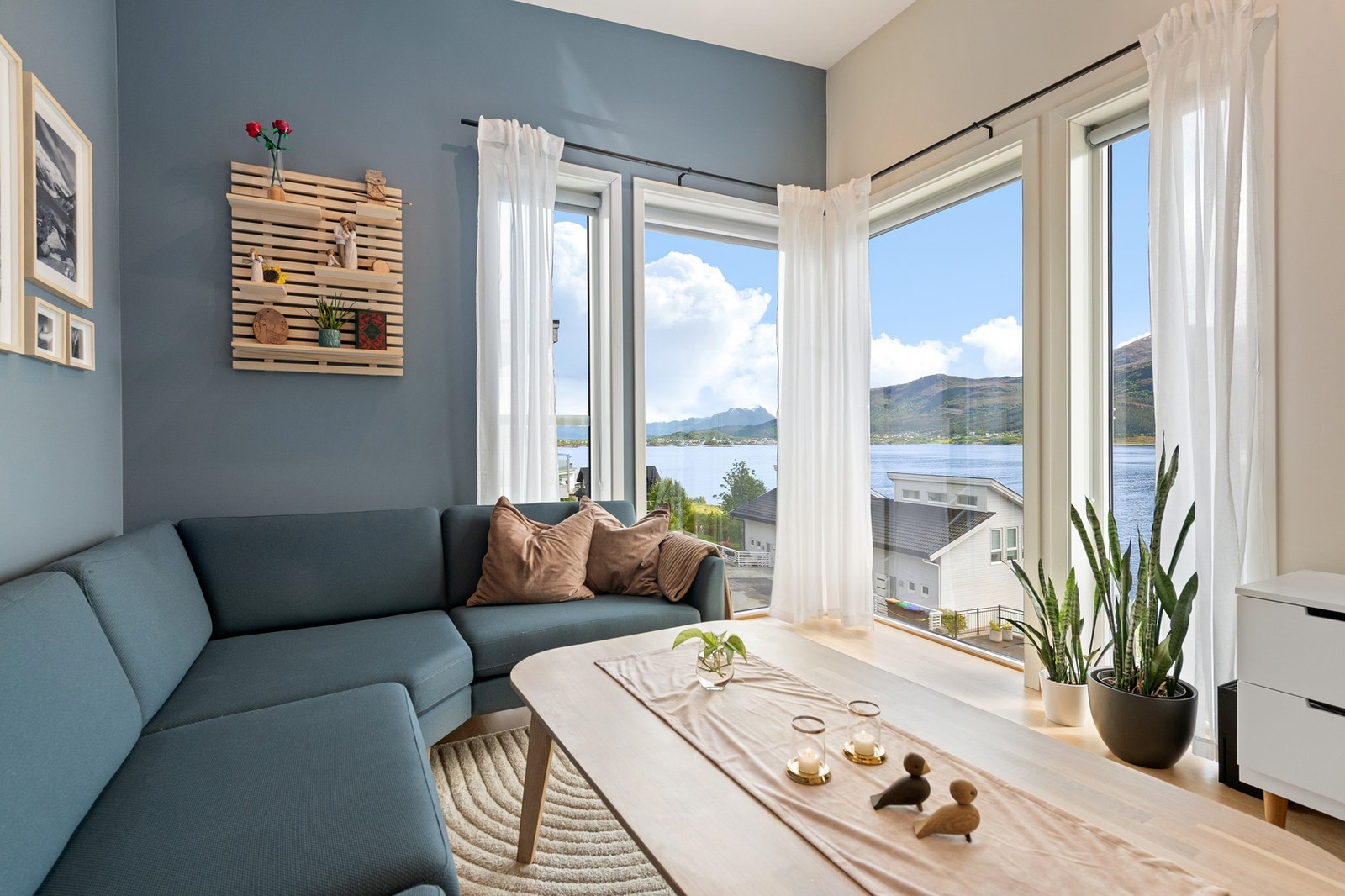 Lys og innbydende stue med store vinduer som byr på fantastisk utsikt over fjorden og fjellene. Perfekt for avslapning. Galleribilde