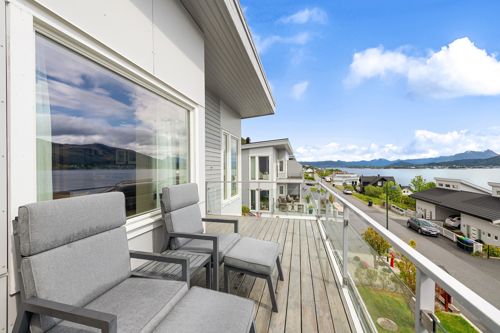 Moderne bolig med romslig balkong og fantastisk utsikt over fjord og fjell. Perfekt for avslapning og nytelse av naturen. Galleribilde