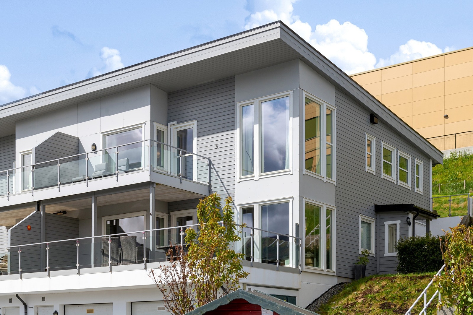Moderne leilighet med stilrent design, store vinduer og romslig balkong. Attraktiv beliggenhet nær natur og byfasiliteter. Galleribilde