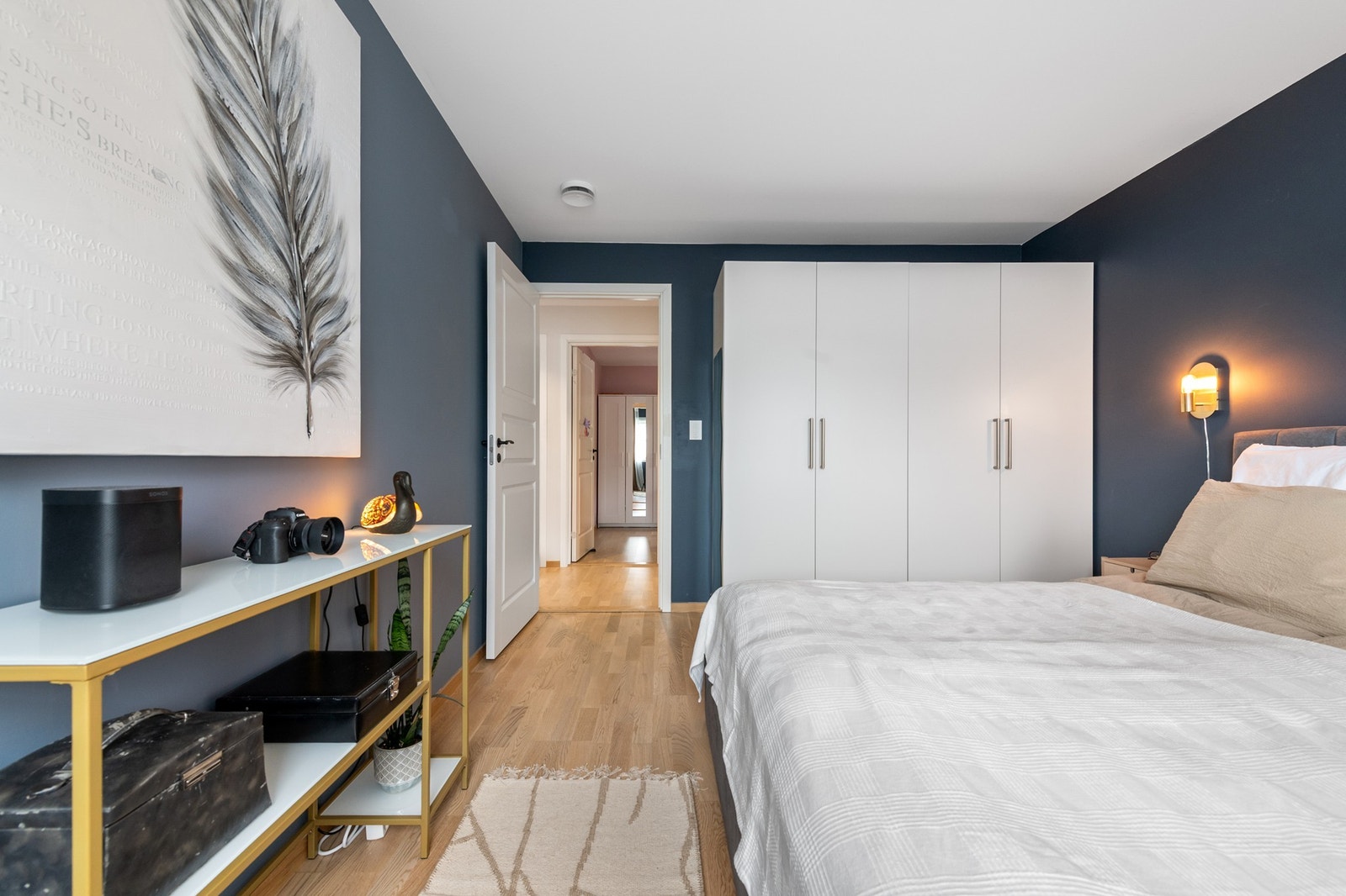 Moderne soverom med stilrene detaljer, romslig garderobe og behagelig belysning. Galleribilde