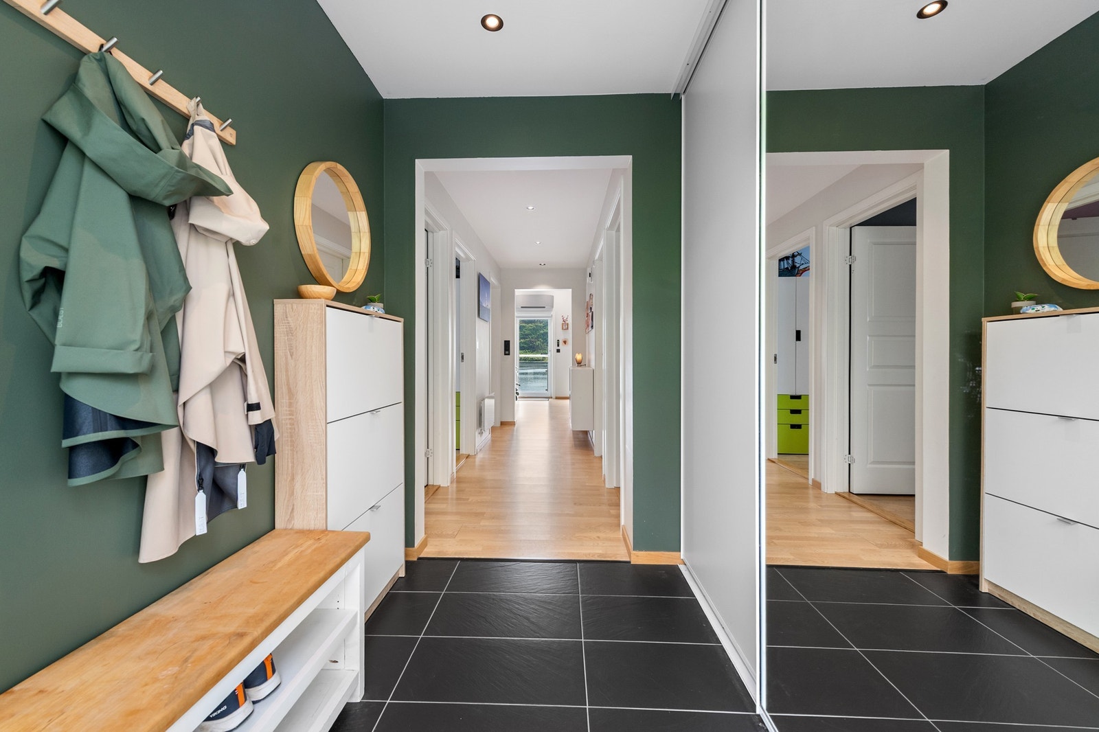Velkommen til en lys og moderne entré med praktisk oppbevaring og delikate detaljer. Perfekt start på ditt nye hjem! Galleribilde
