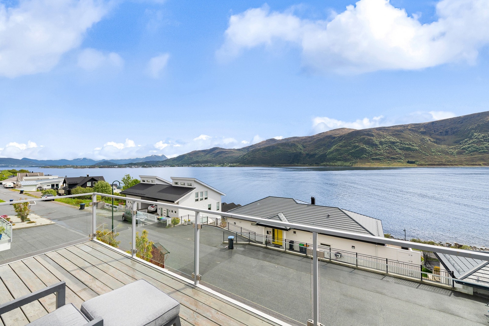 Spektakulær utsikt over fjord og fjell fra moderne bolig med romslig terrasse. Nærhet til naturen i fredelige omgivelser. Galleribilde