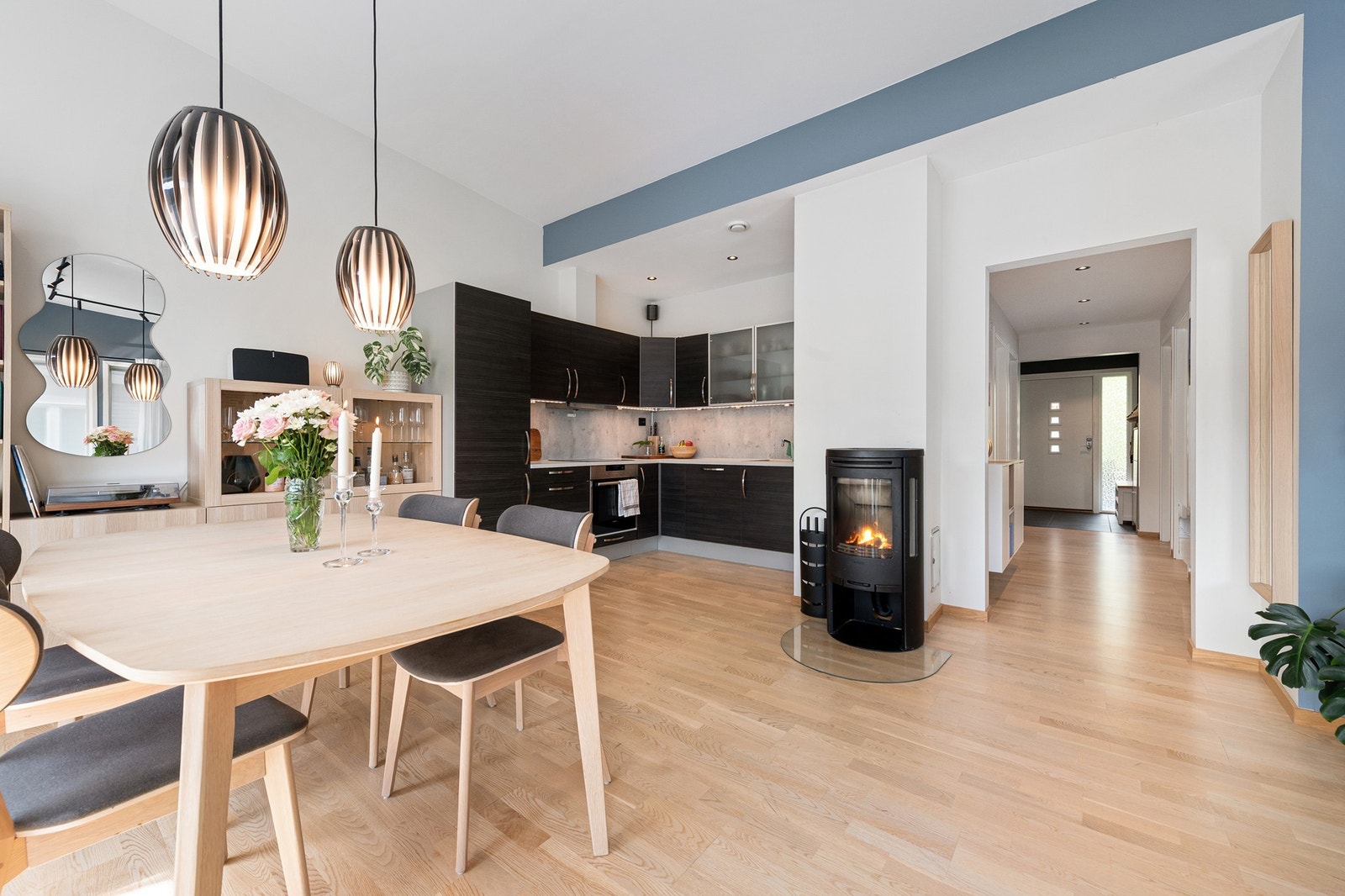 Lyst og moderne oppholdsrom med stilren kjøkkenløsning, peisovn og god romfølelse. Perfekt for både hverdag og selskap. Galleribilde