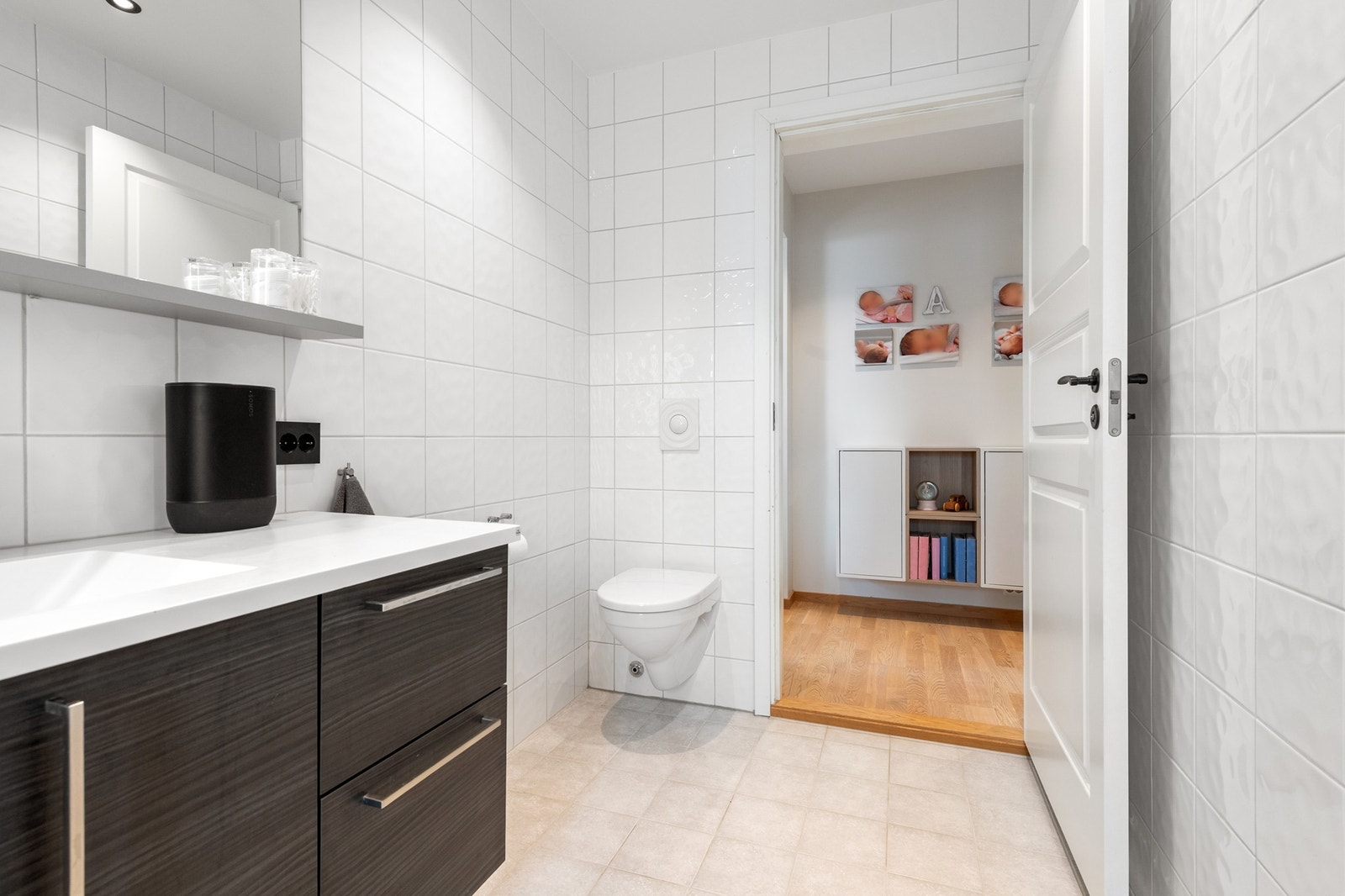 Moderne bad med stilren innredning, flislagte vegger og gulv Galleribilde