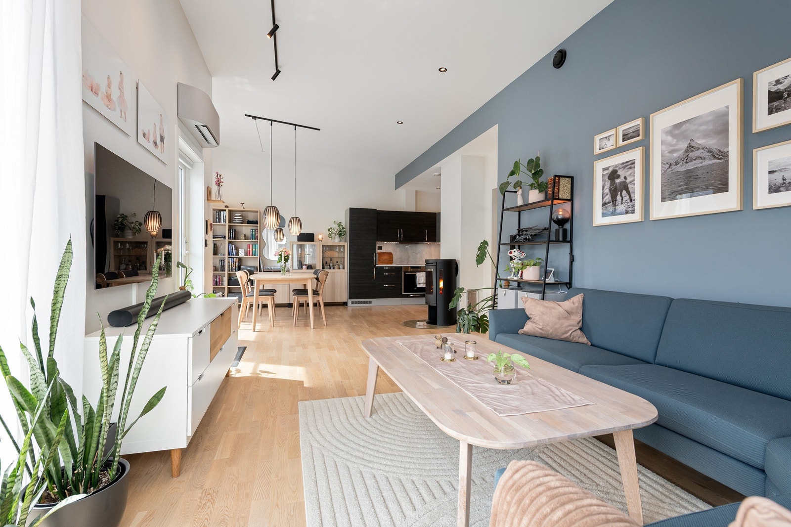 Lys og moderne stue med åpen løsning, perfekt for både avslapning og sosiale sammenkomster. Store vinduer gir rikelig med naturlig lys. Galleribilde