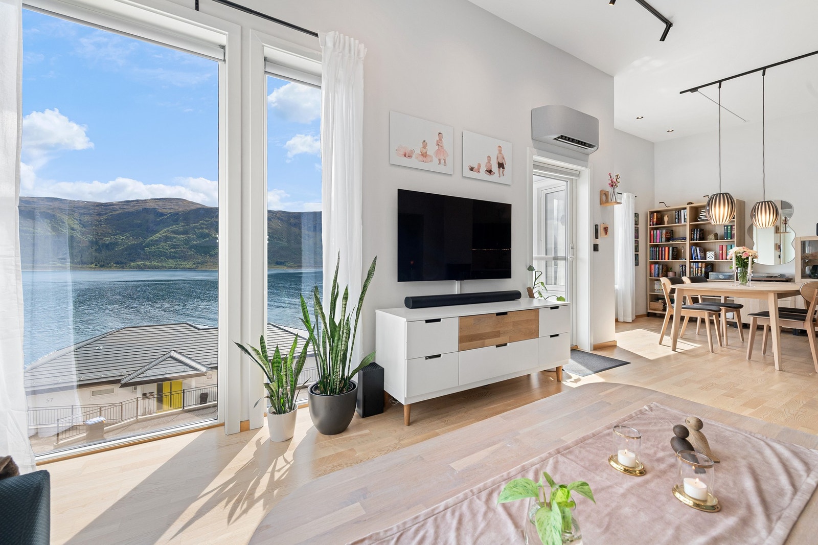 Moderne bolig med fantastisk utsikt over fjorden, store vinduer slipper inn rikelig med naturlig lys. Perfekt for rolig livsstil. Galleribilde