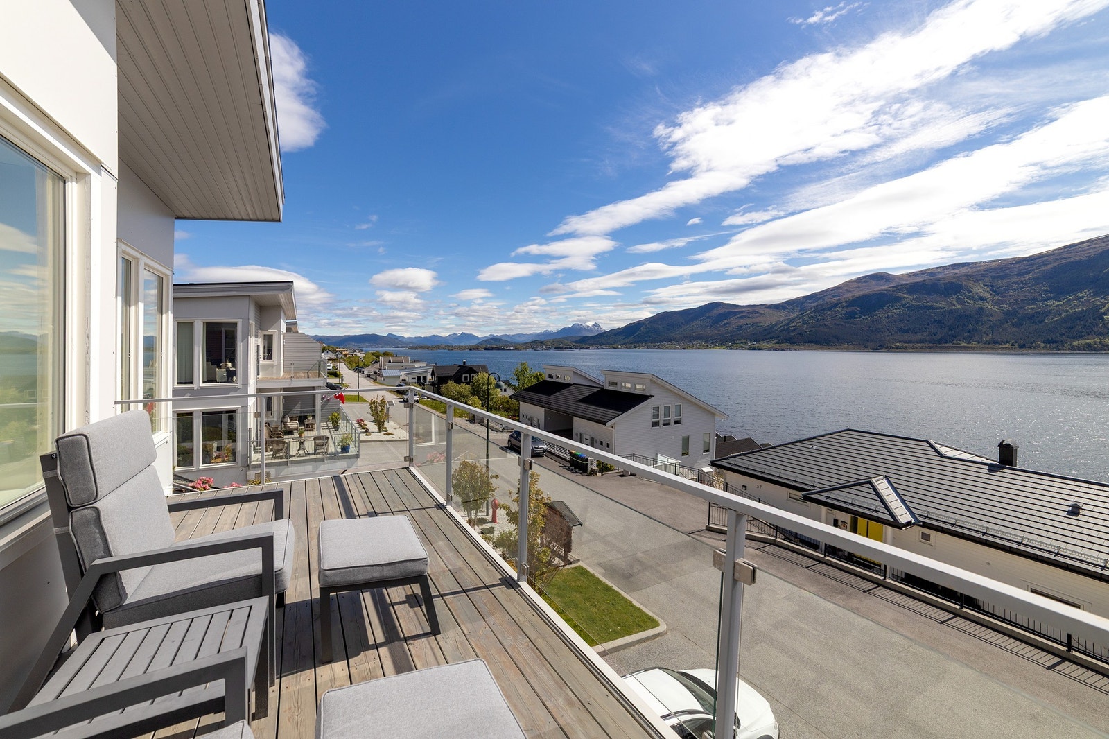 Spektakulær balkong med panoramautsikt over fjord og fjell, perfekt for avslapning og nytelse av naturens skjønnhet. Galleribilde