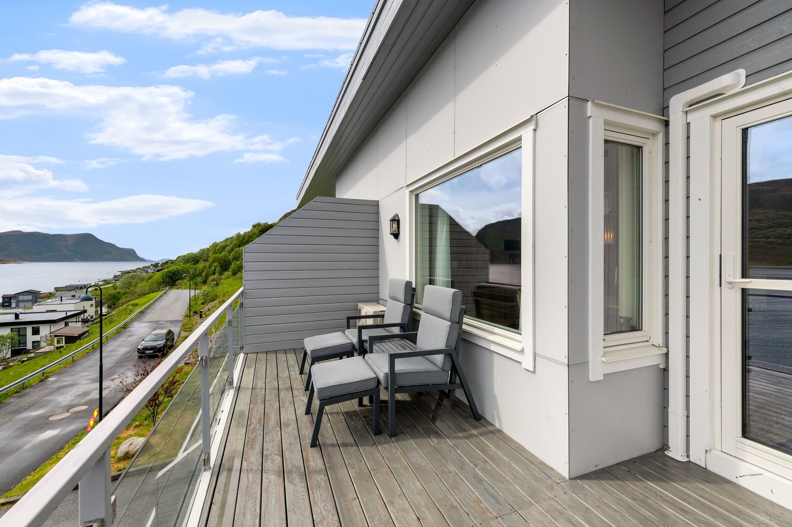 Moderne balkong med fantastisk sjøutsikt, perfekt for avslapning. Rolig nabolag, nær naturen. Unik mulighet for naturskjønne omgivelser. Galleribilde