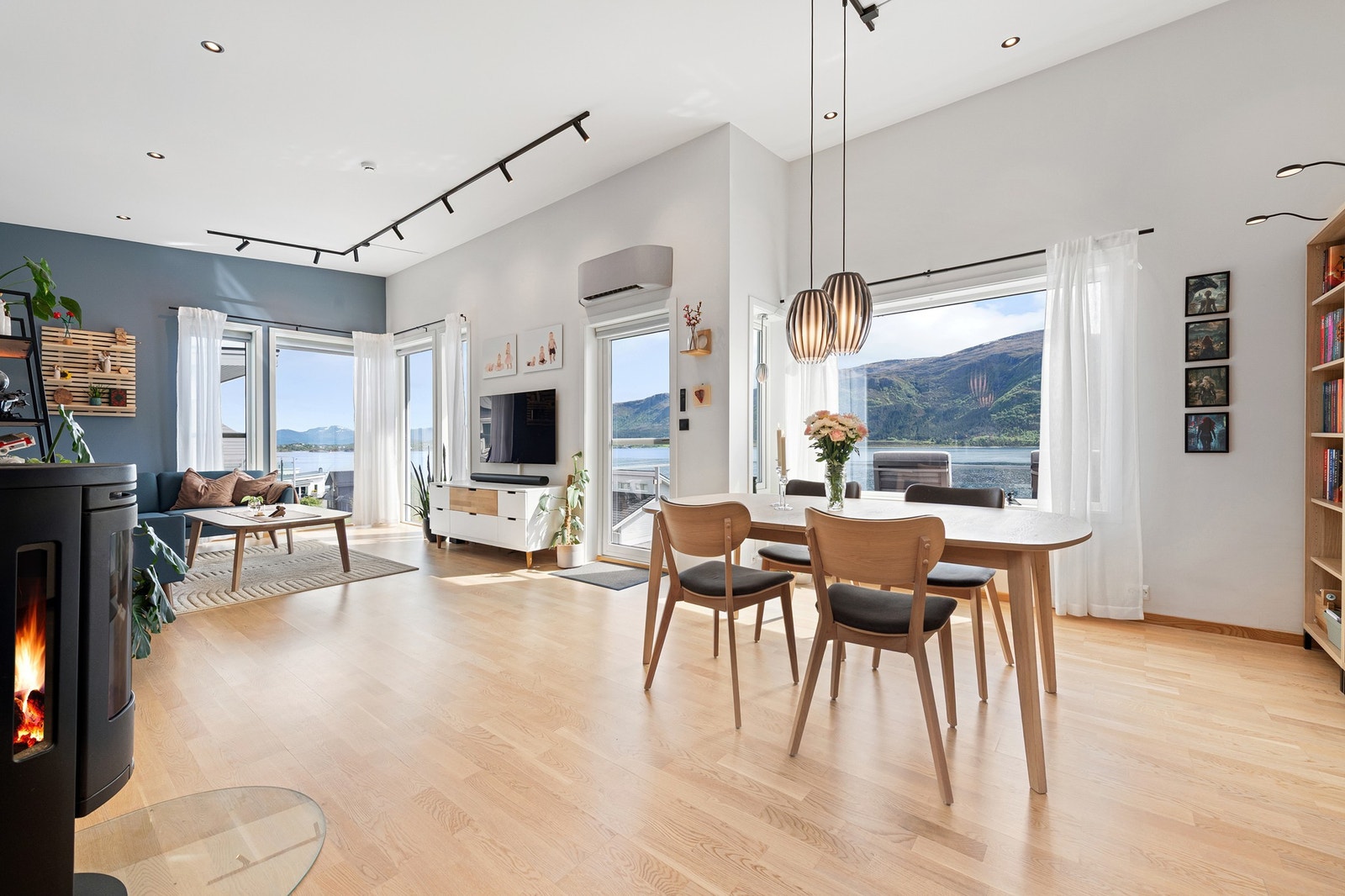 Moderne stue med fantastisk panoramautsikt over fjorden og fjellene. Store vinduer gir rikelig med naturlig lys. Galleribilde