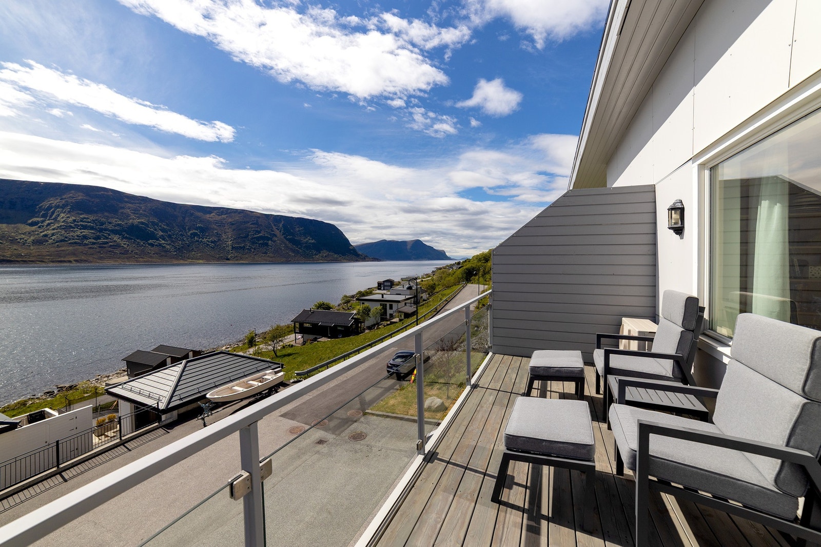 Fantastisk terrasse med panoramautsikt over fjorden og majestetiske fjell. Perfekt for avslapning og nytelse av naturens ro. Galleribilde