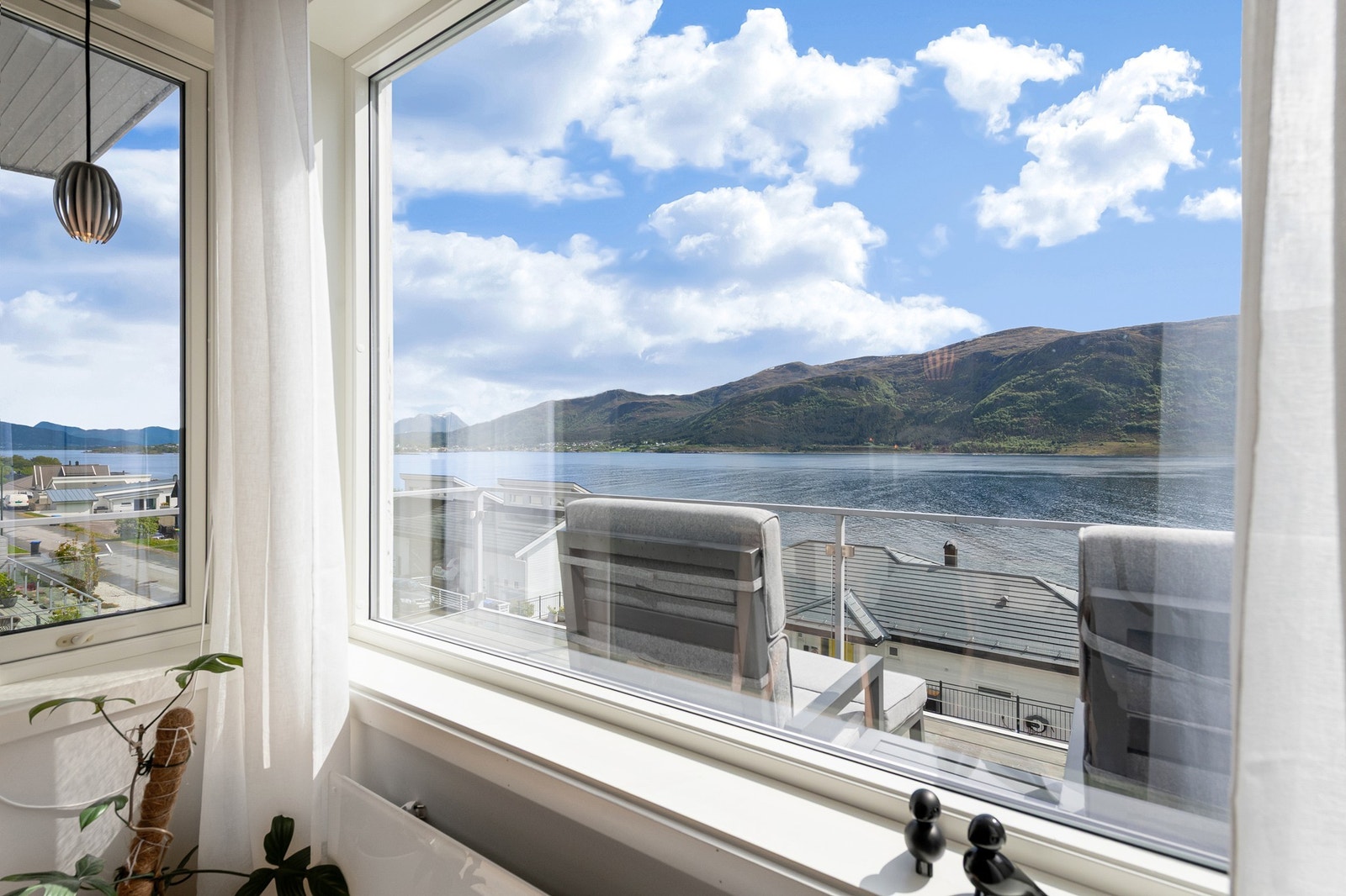 Nyt panoramautsikt over fjorden og de majestetiske fjellene fra denne lysfylte boligen med stor balkong. Perfekt for avslapning. Galleribilde