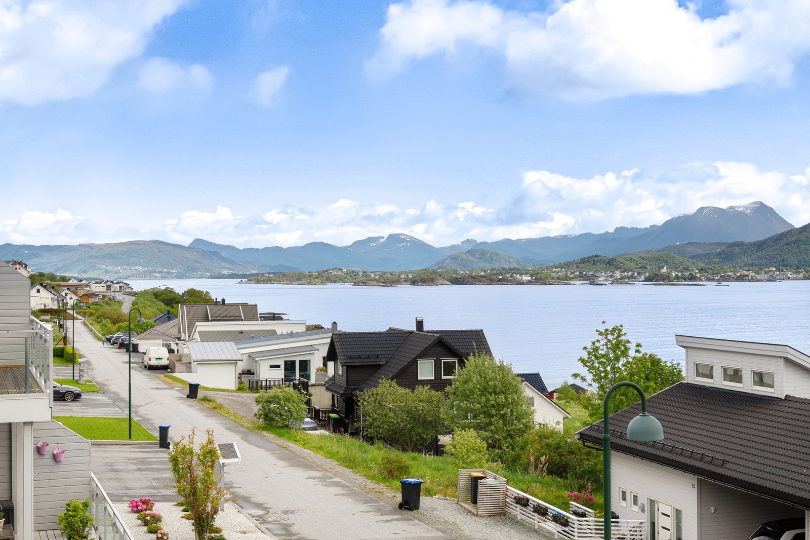 Fantastisk utsikt over fjorden og fjellene. Rolig nabolag, nærhet til natur. Galleribilde