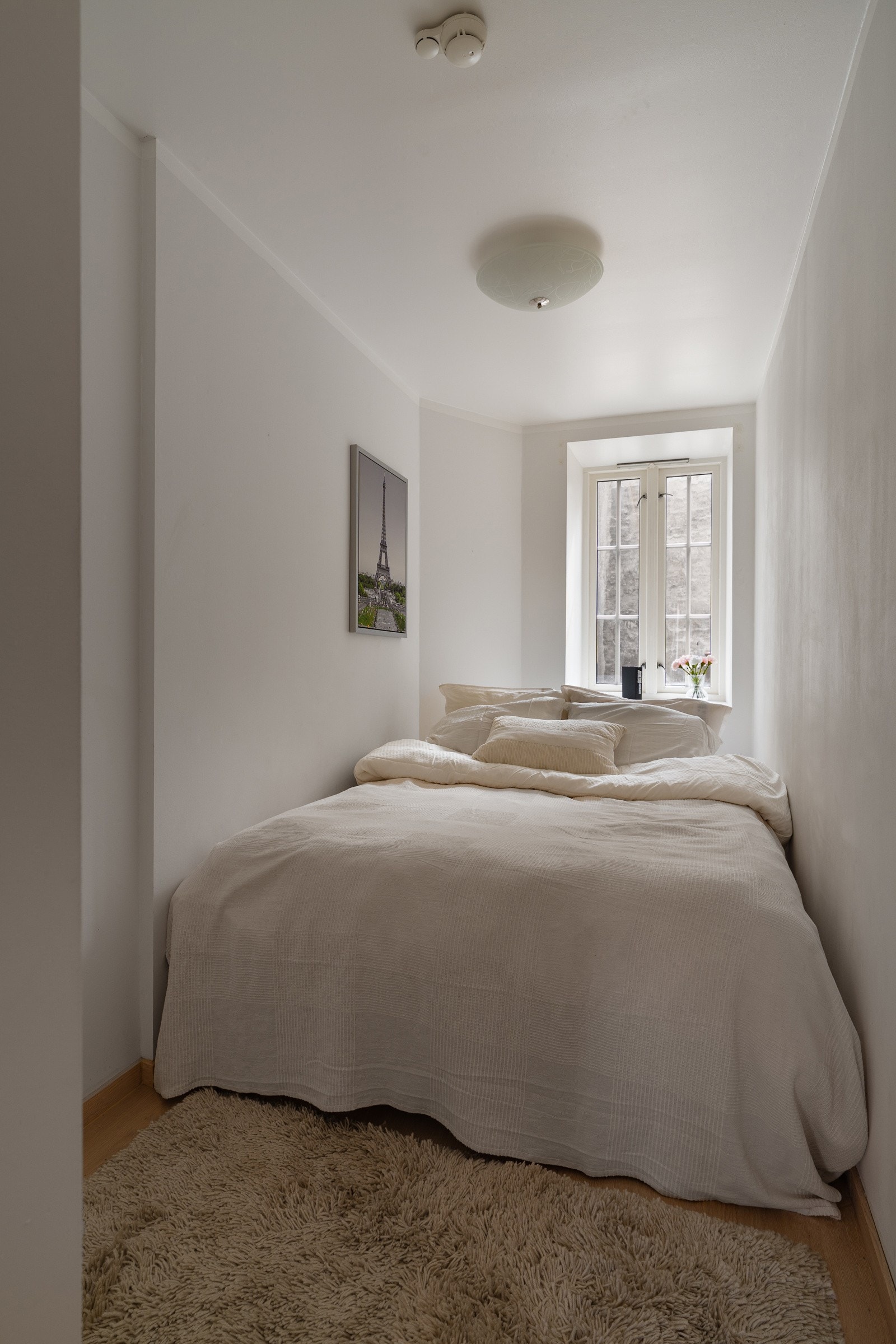 Rommet har god plass til seng og smarte garderobeløsninger. Galleribilde