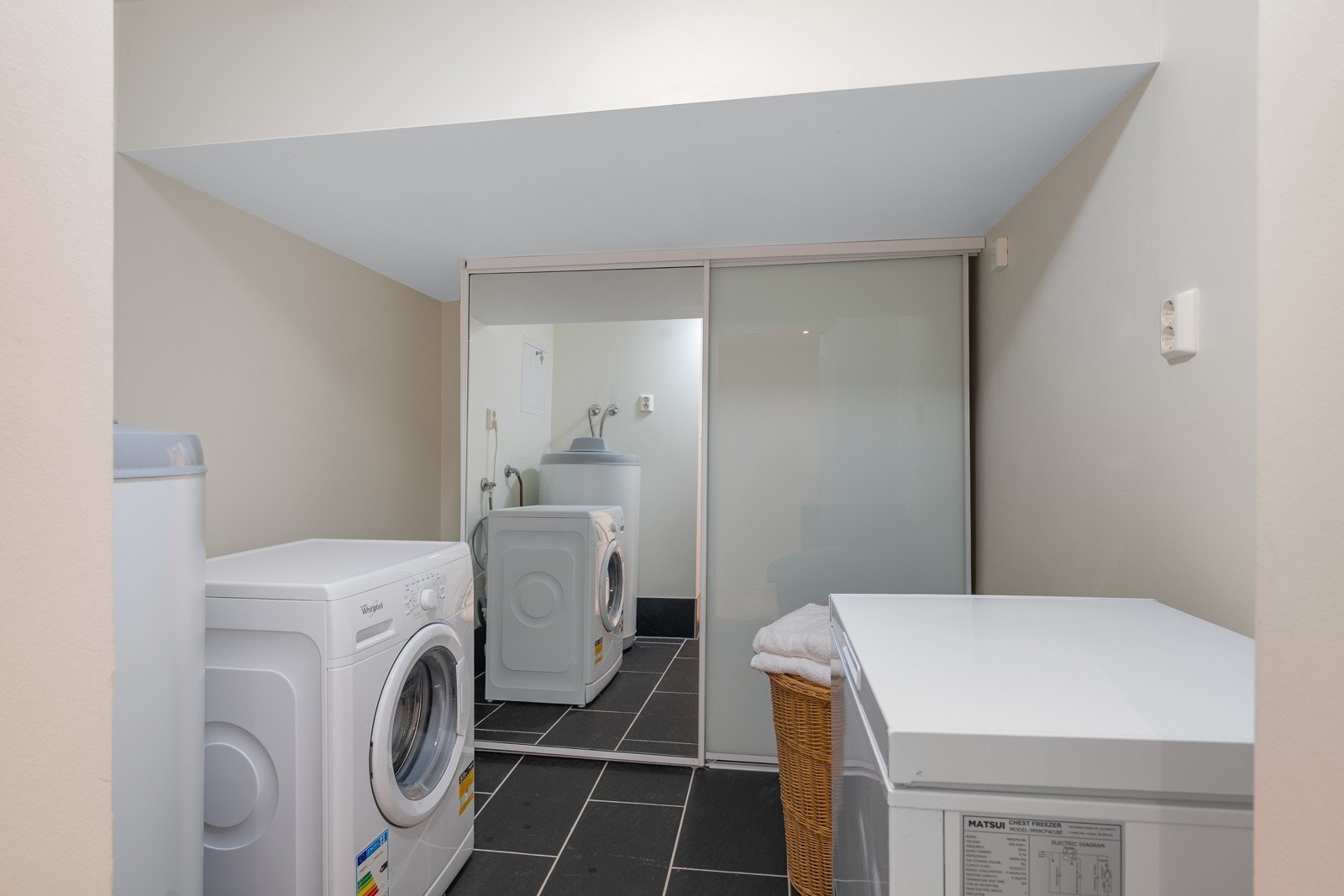 Like ved baderommet er det praktisk vaskerom med god plass til vaskemaskin, fryser, samt plassbygd garderobeløsning. Galleribilde