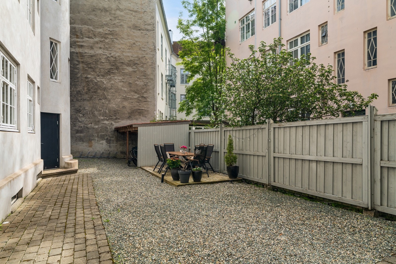 Felles bakgård som kan benyttes av eiere i sameiet. Galleribilde