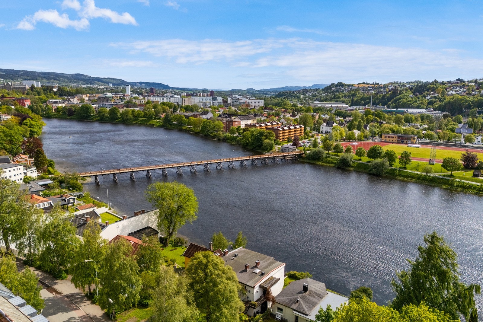 Langs Nidelven har man en flott promenade hvor man kan ta på seg joggeskoene for litt trim i idylliske omgivelser. Galleribilde