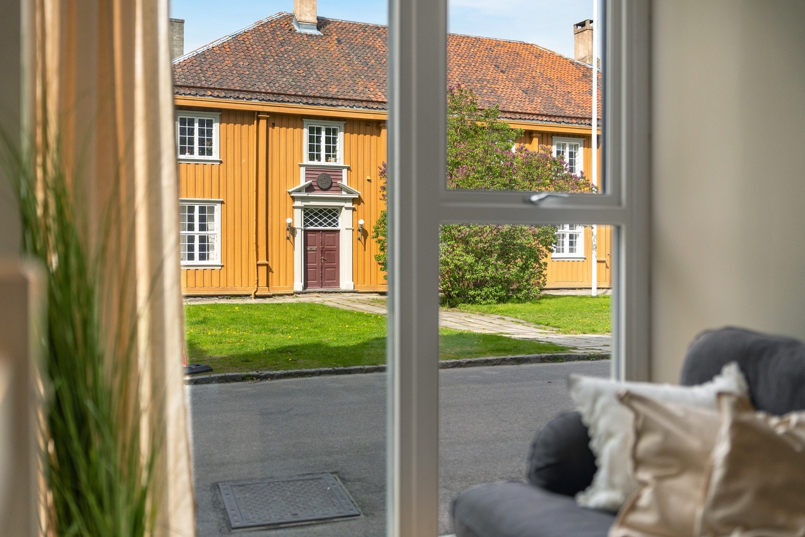 Stuens store vindu gir en fin naturlig belysning og flott utsyn mot Tukthuset. Galleribilde