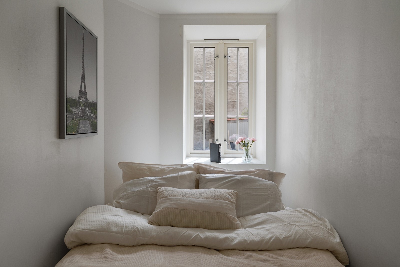 Leilighetens soverom er ca. 6 kvm og har vindu vendt ut mot bakgården. Galleribilde