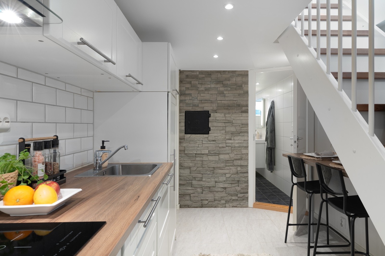 Innredning består av hvite fronter og mørk benkeplate som komplementerer godt med de øvrige fargene. Galleribilde