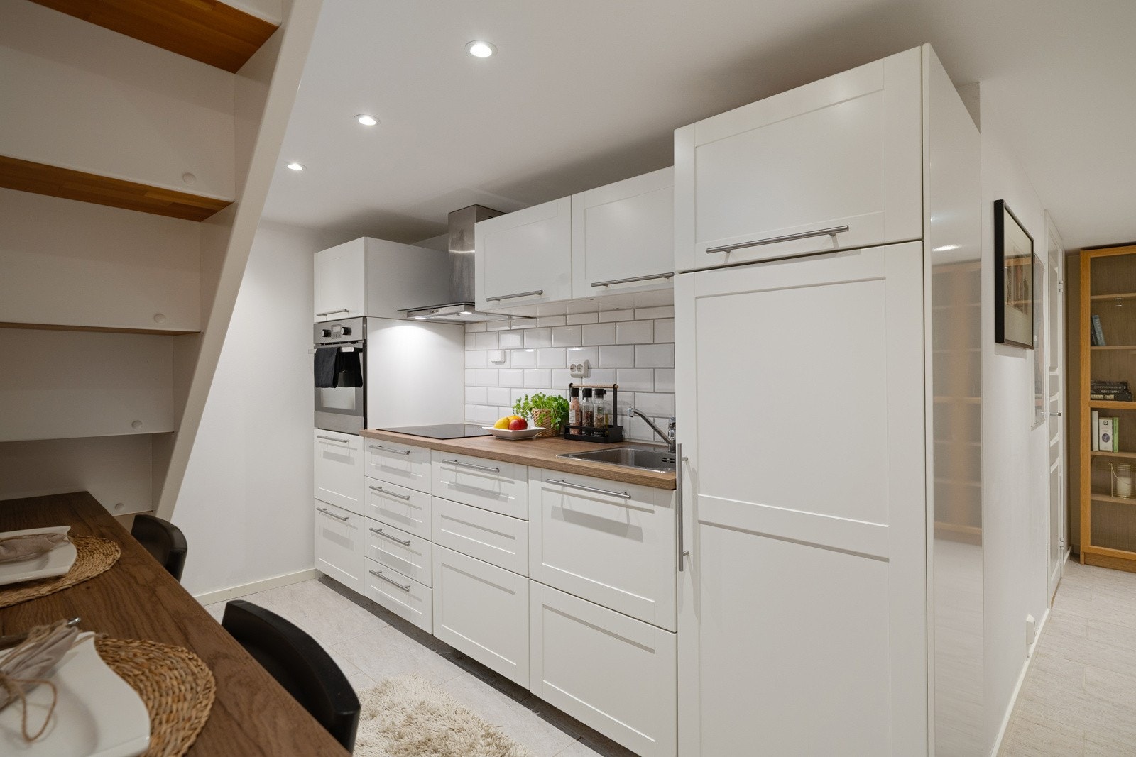 Romslig og tidløst kjøkken. Kjøkkenet er ikke omsøkt til rom for varig opphold. Galleribilde