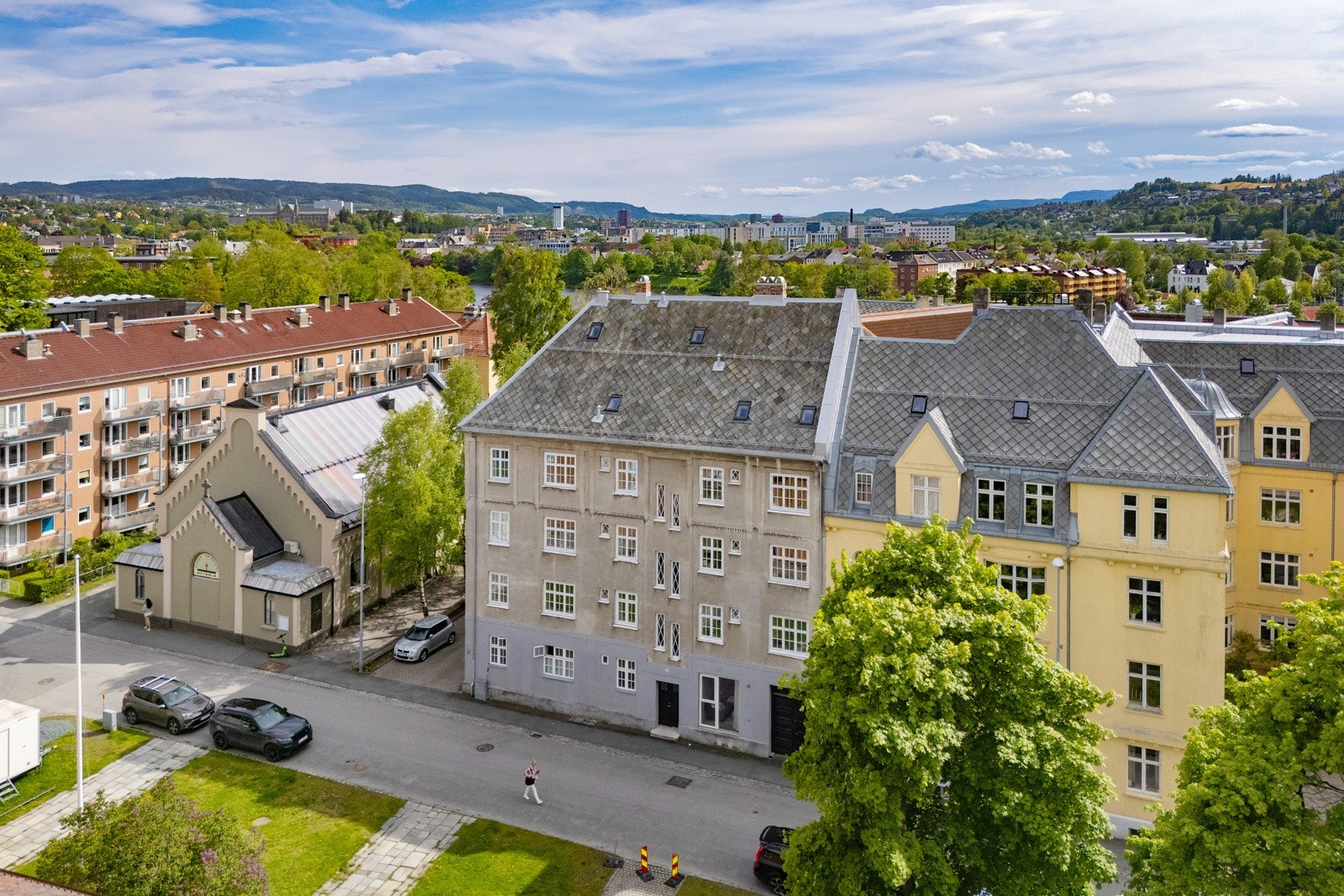Leiligheten ligger i byggets 1. etasje i en klassisk og velholdt bygård. Galleribilde
