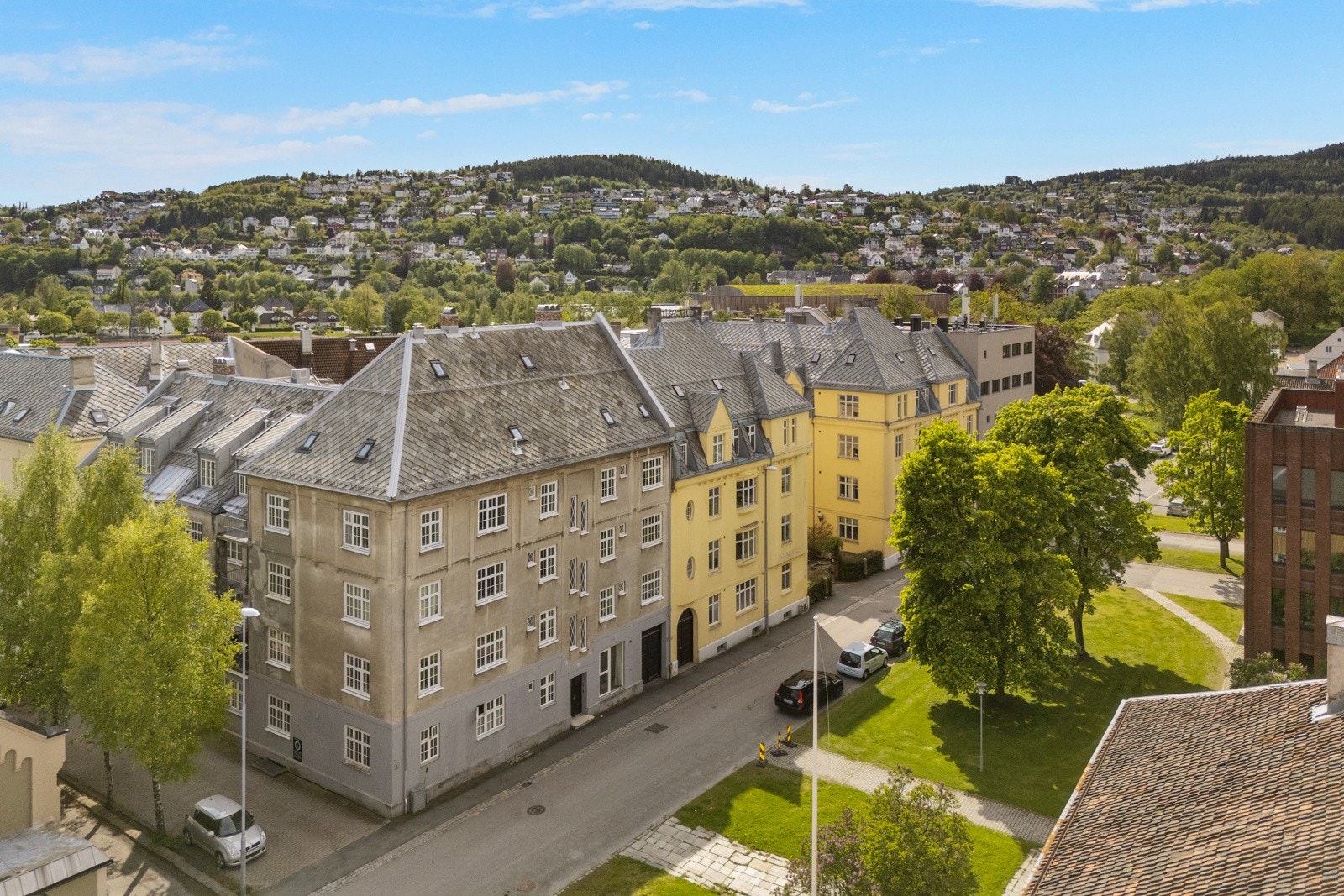 Boligen ligger i hjerte av Midtbyen med alt av butikker, servicetilbud, treningssenter, restauranter og uteliv innen kort gangavstand. Galleribilde