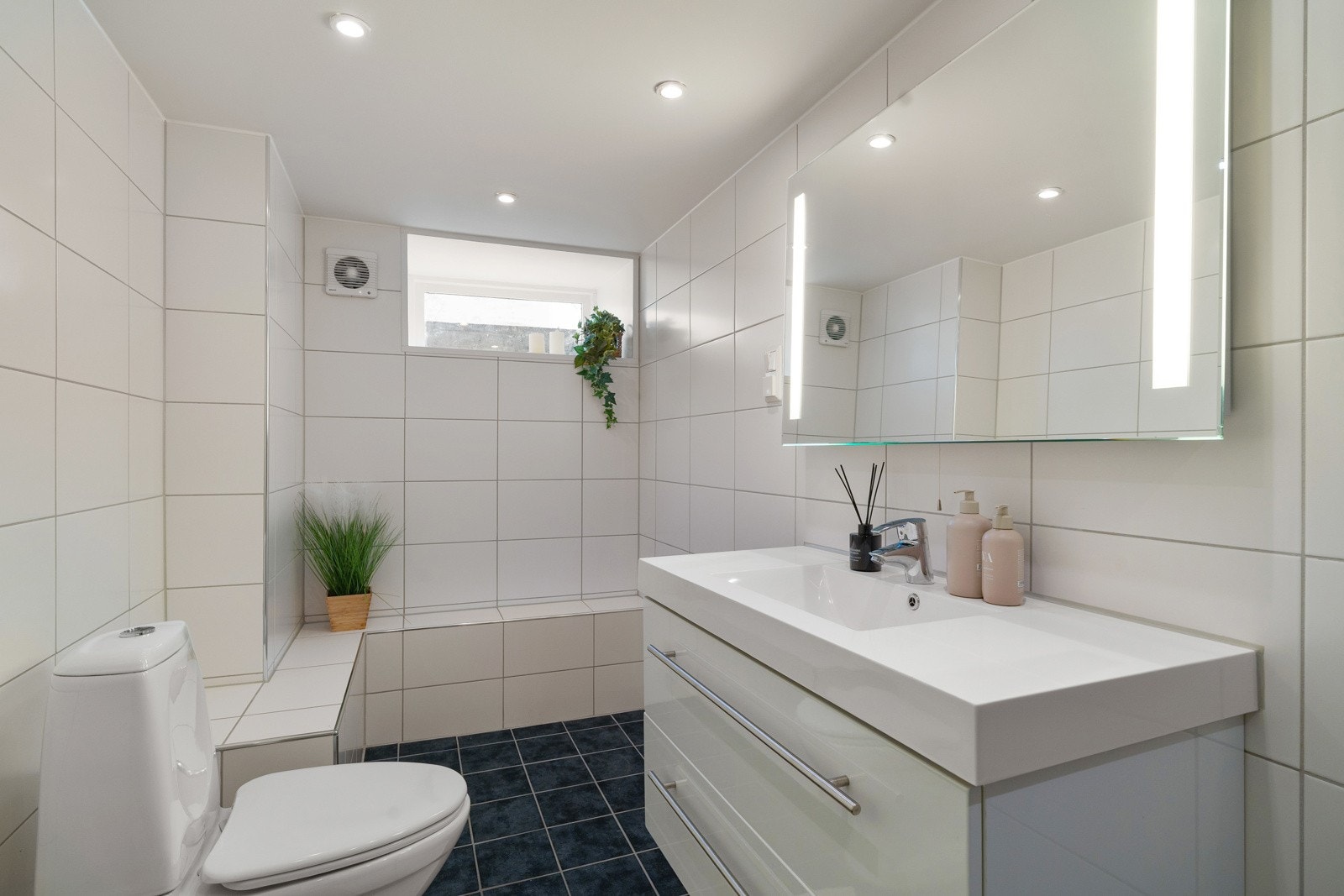 Stilrent baderom målt til gode 5,5 kvm. Galleribilde