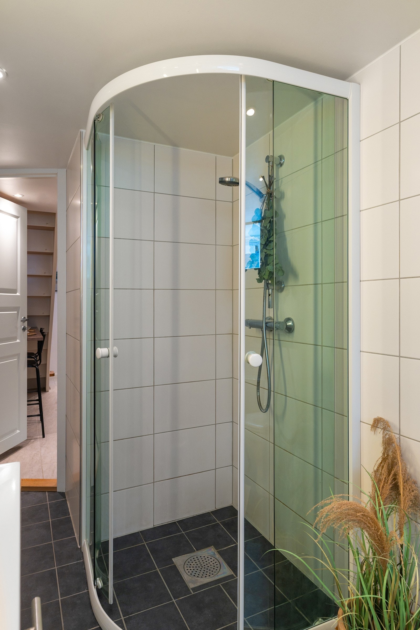 Badet er utstyrt med toalett, speil med belysning, dusjhjørne, samt behagelig gulvvarme. Galleribilde